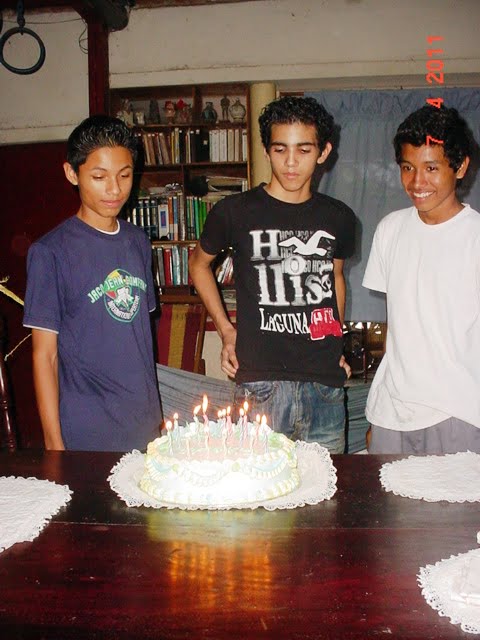 Ramon Ernesto Cermeno Urbina y sus amigos en sus 15 anos